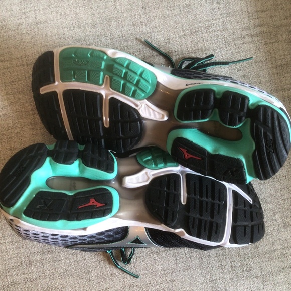 NWOT Mizuno Women’s Athletic Shoes SZ 8.5 - Picture 3 of 4